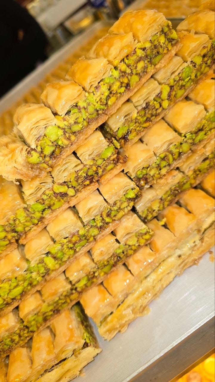 Gestapelte Pistazien-Baklava-Stangen in der Vitrine