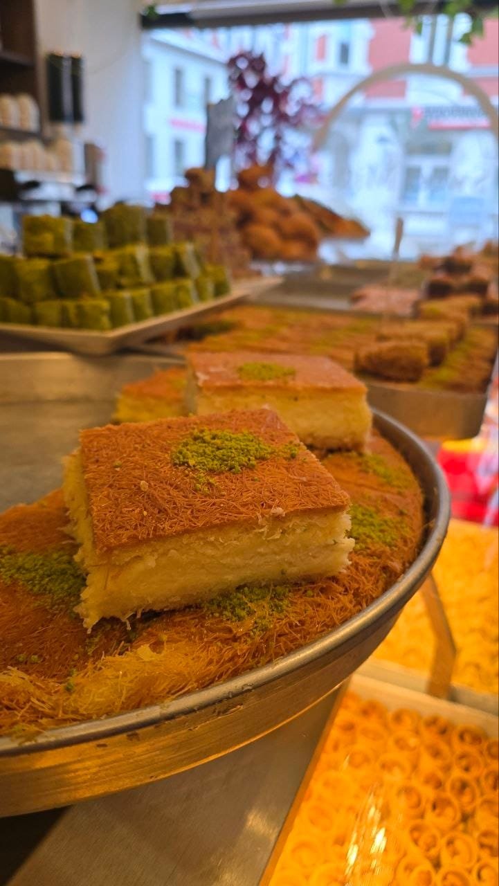 Warme Kunafa-Stücke auf einem Kupfertablett