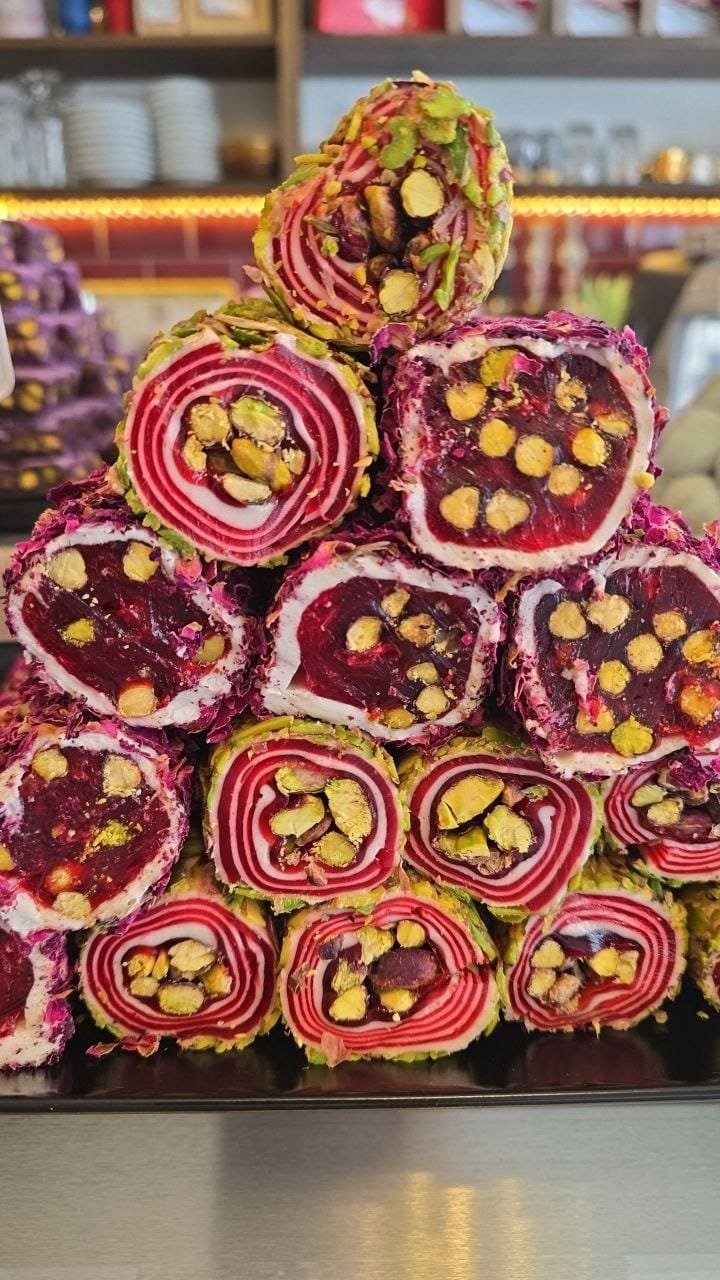 Pyramide aus Lokum-Rollen mit Rosen- und Pistazienummantelung